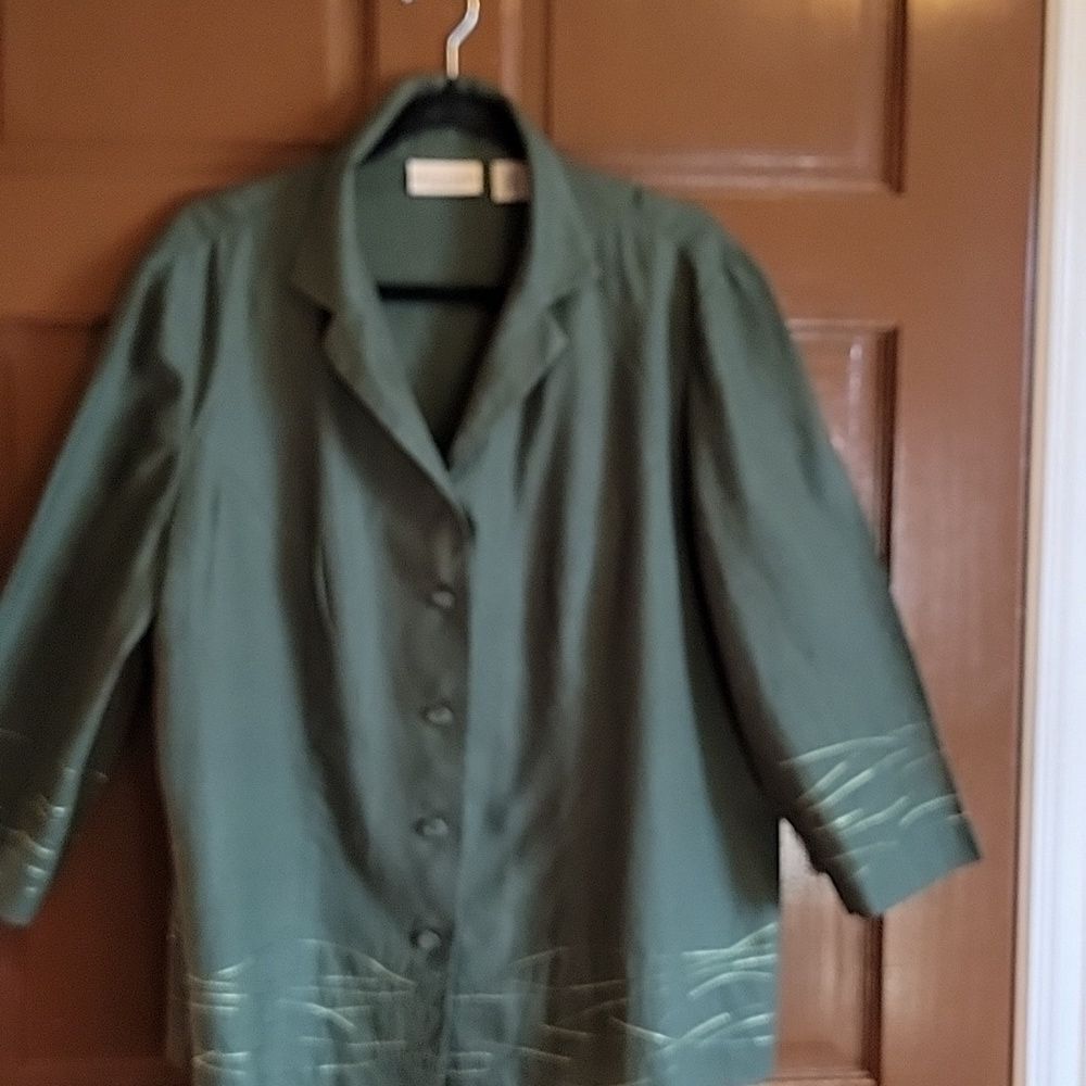 Apostrophe Woman-Linen green 3/4 sleeved shirt, collared and buttons. 18W.